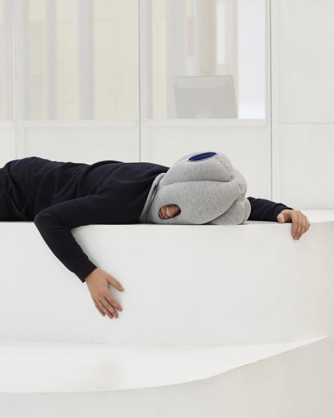 ostrichpillow-original-napping-pillow-coussin-de-sieste-cocooning-anti-lumi-re-e image 7